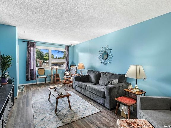 3rd image of 206 Lloyd Cres