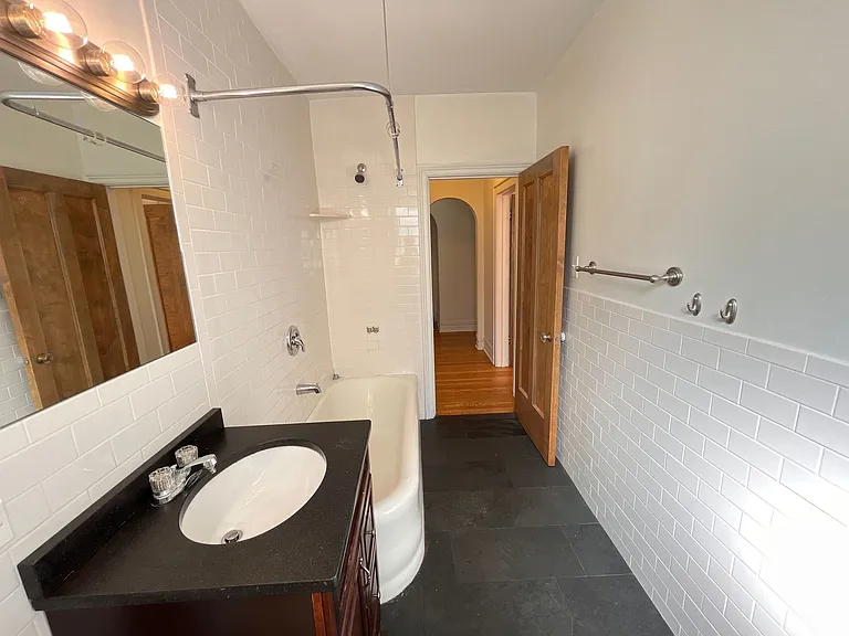 6150 N Hoyne Ave — Photo 8