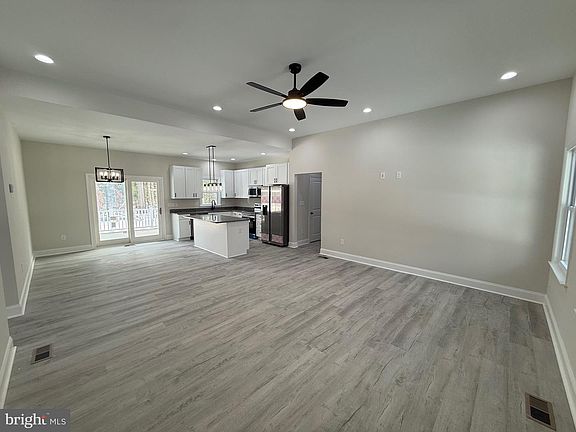 5th image of 204 Woodmount Dr