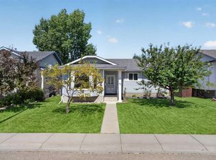 42 W West Boothby Cres, Cochrane, AB T4C1L9
