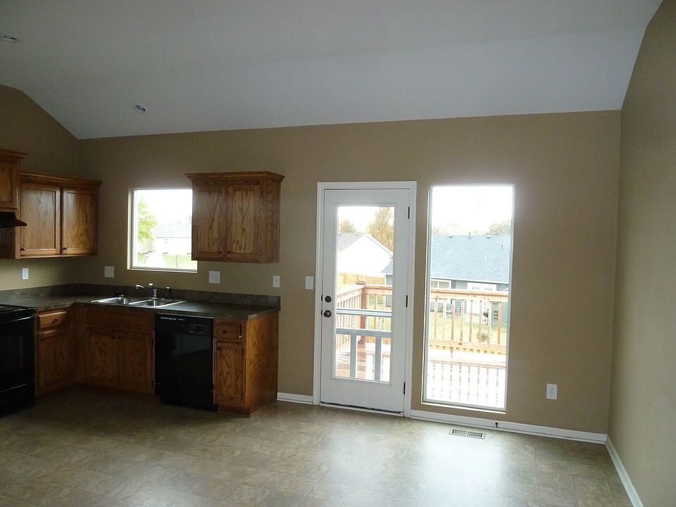 2nd image of 153 W Fountain Cir
