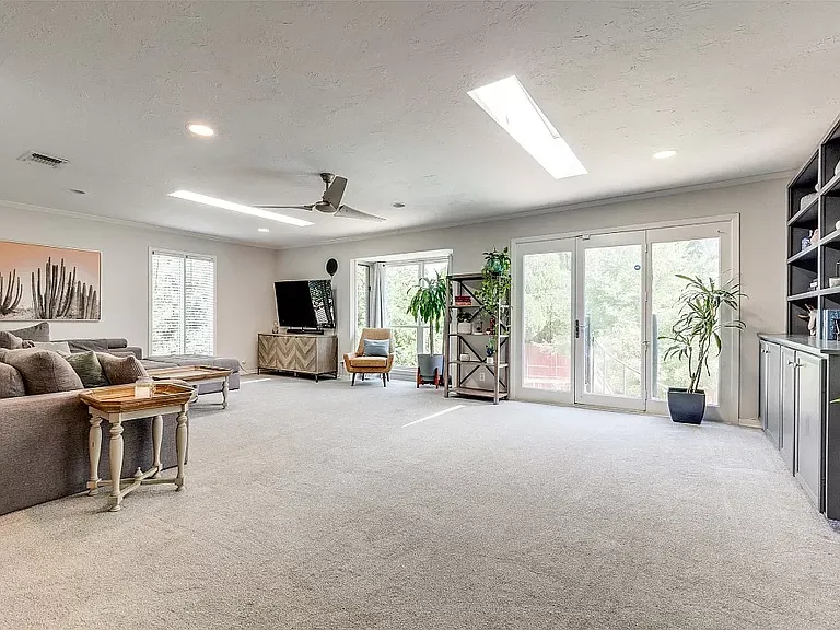 9805 Estate Ln — Photo 25