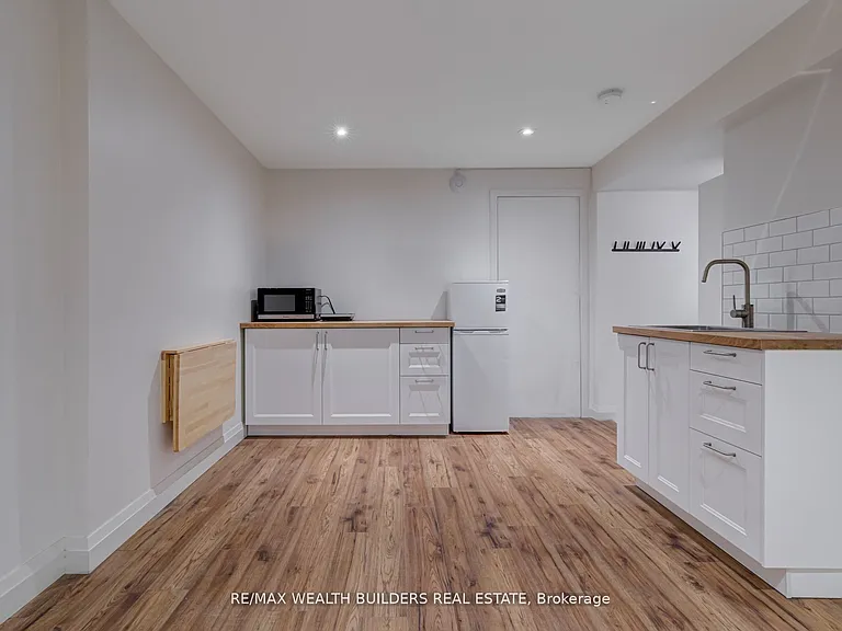 172 Indian Road Cres #LOWER — Photo 5