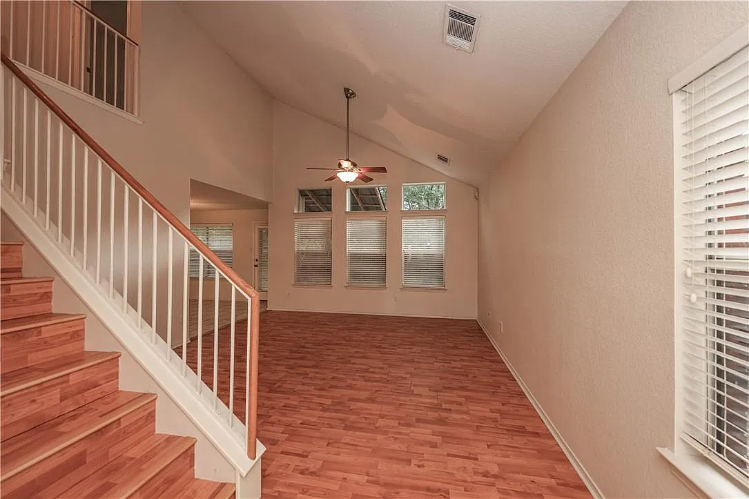 3 bed, 2.5 bath, 1459 sqft, $2,100 — Photo 3