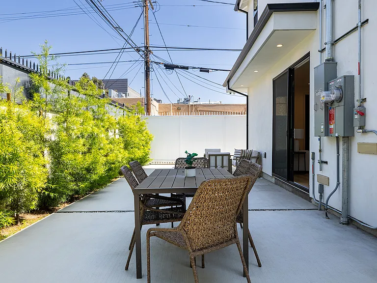2372 Kelton Ave — Photo 5