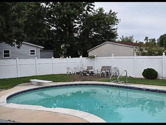 Back yard with pool 