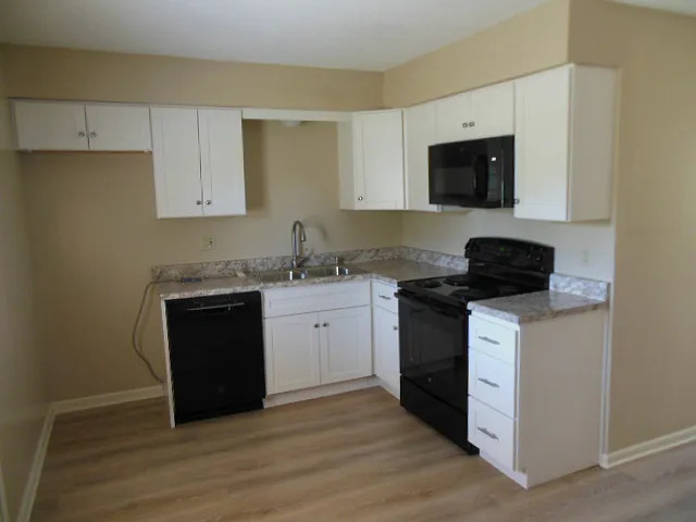 633 NE English Manor Dr #A — Photo 5