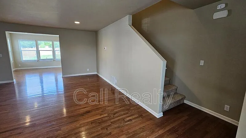 4 bed, 2.5 bath, 2100 sqft, $2,400 — Photo 3