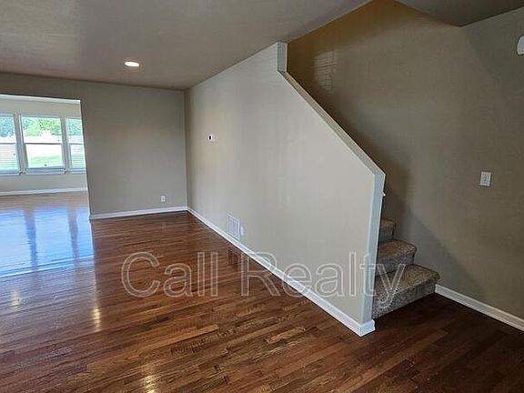 3rd image of 7813 S Parway Ln