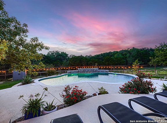 4th image of 172 CANYON BLUFFS DR