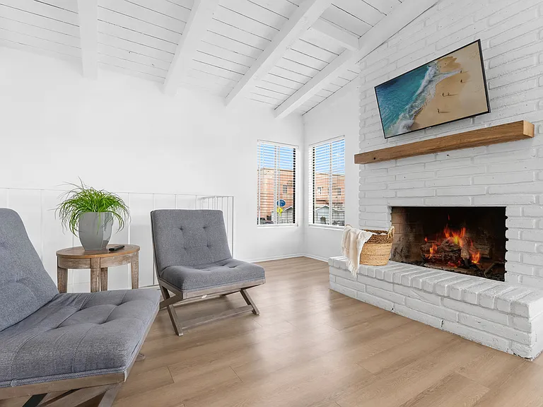 214 E Balboa Blvd — Photo 7