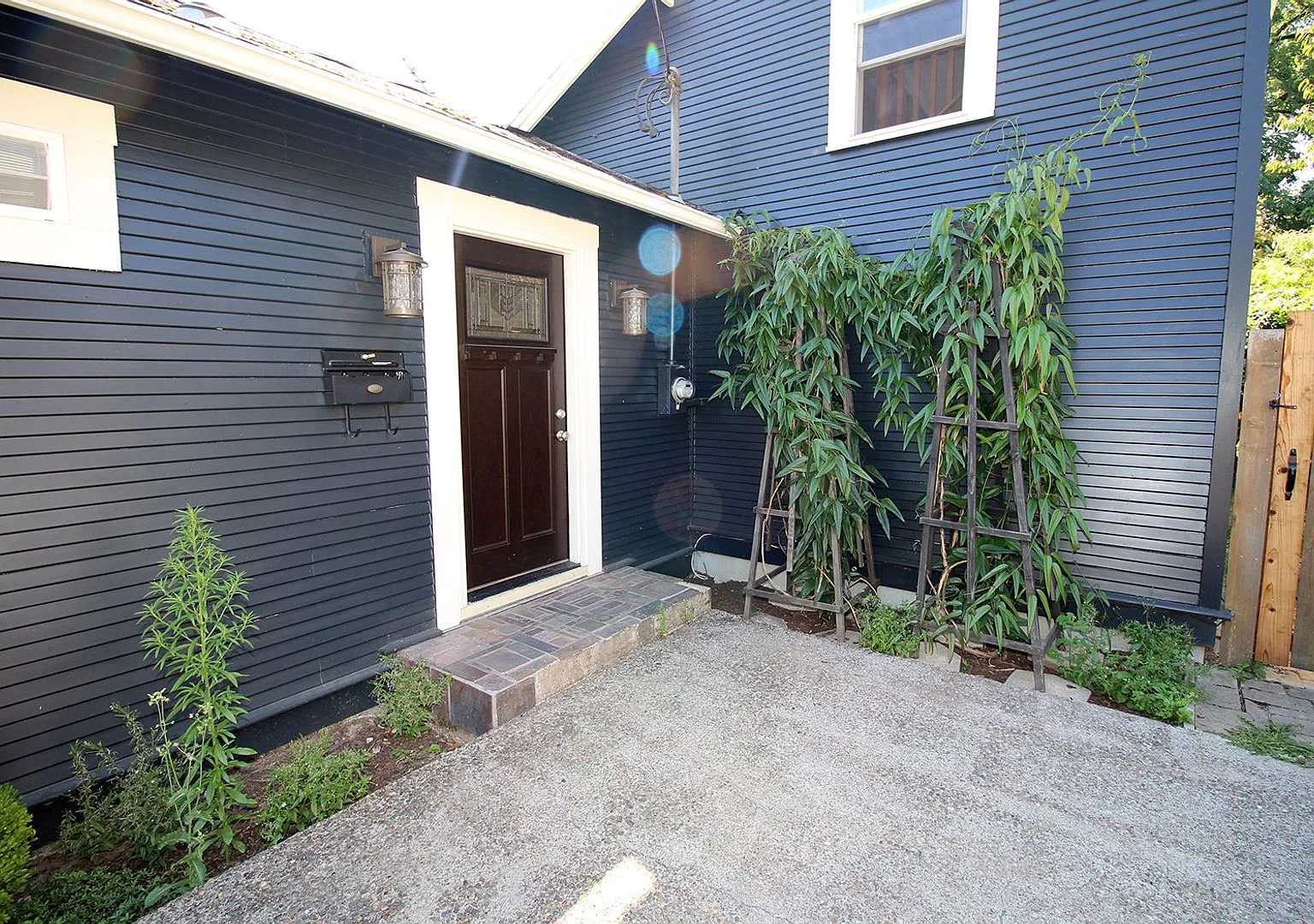 Remodeled 3 Bedroom Burlingame Cottage with Gorgeous Yard — Photo 2