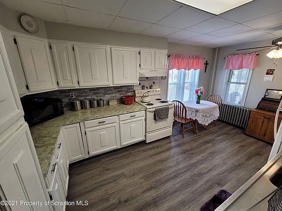 3rd image of 627 Delaware St