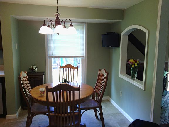kitchen eating area