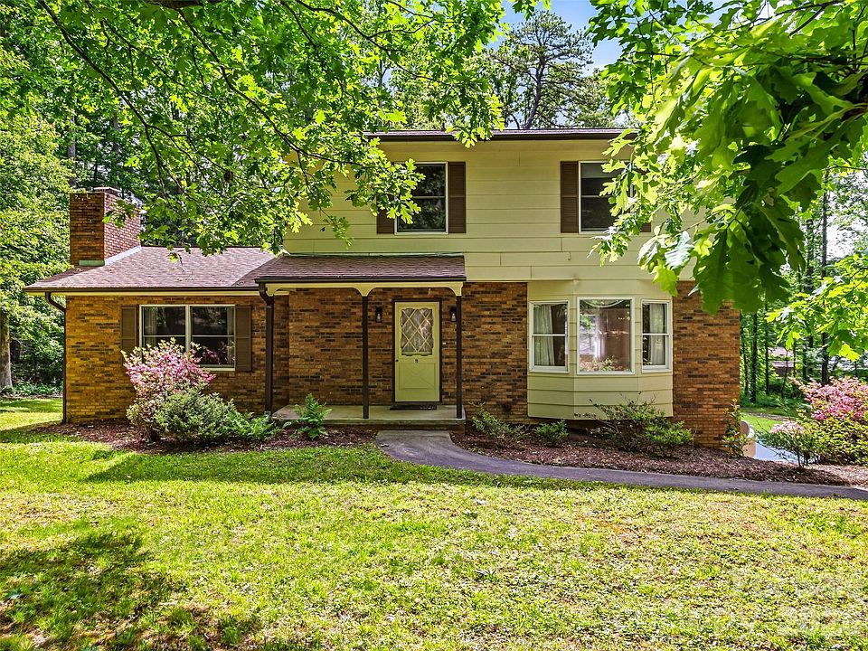 1st image of 11 Woodmere Dr