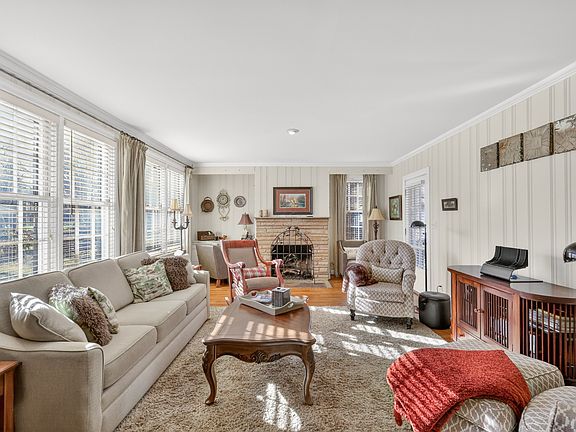 2nd image of 124 Greenlawn Dr