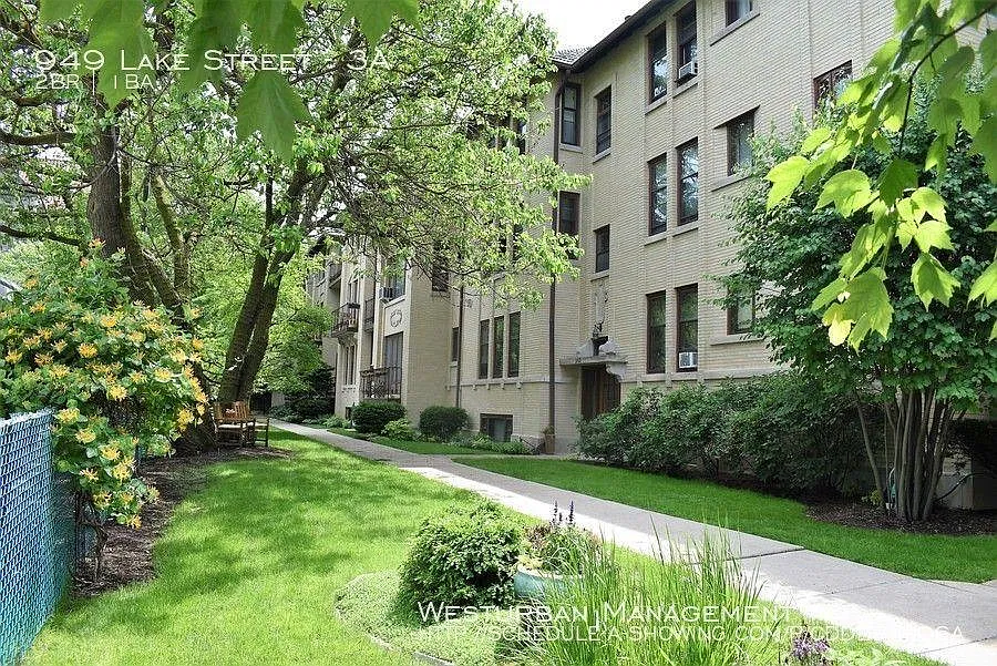 1 bed, 1001 sqft, $1,900 — Photo 2