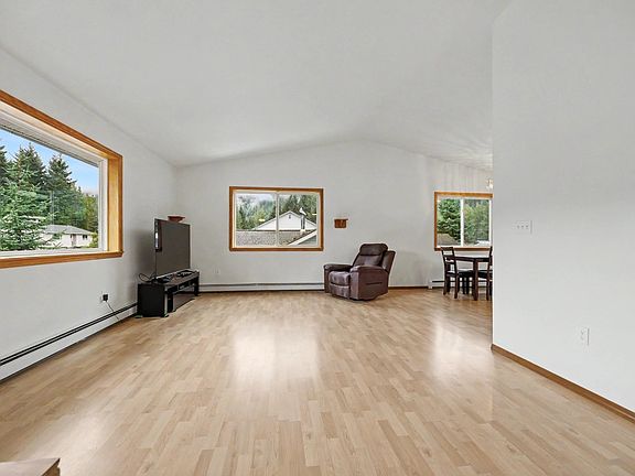 5th image of 8570 Forest Ln