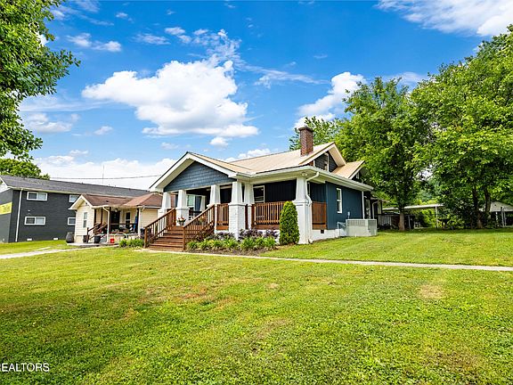 4th image of 2821 NE Valley View Dr