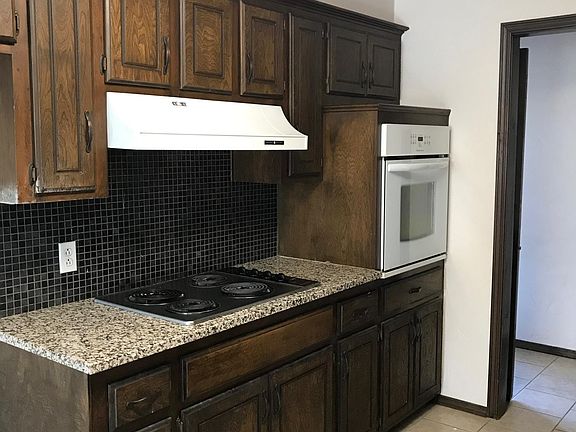 4th image of 2 Dakota Dr