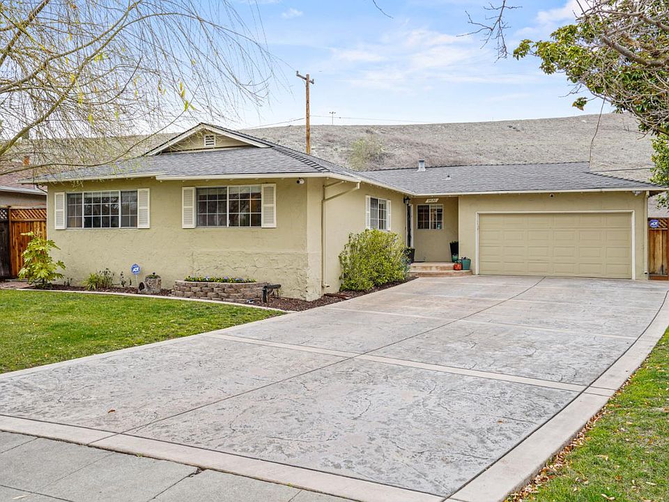 1st image of 2620 Nightingale Dr