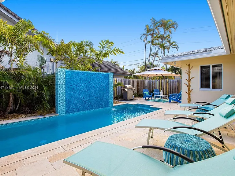 290 Tropic Dr — Photo 1