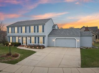 2516 Fox River Cir, Waukesha, WI 53189