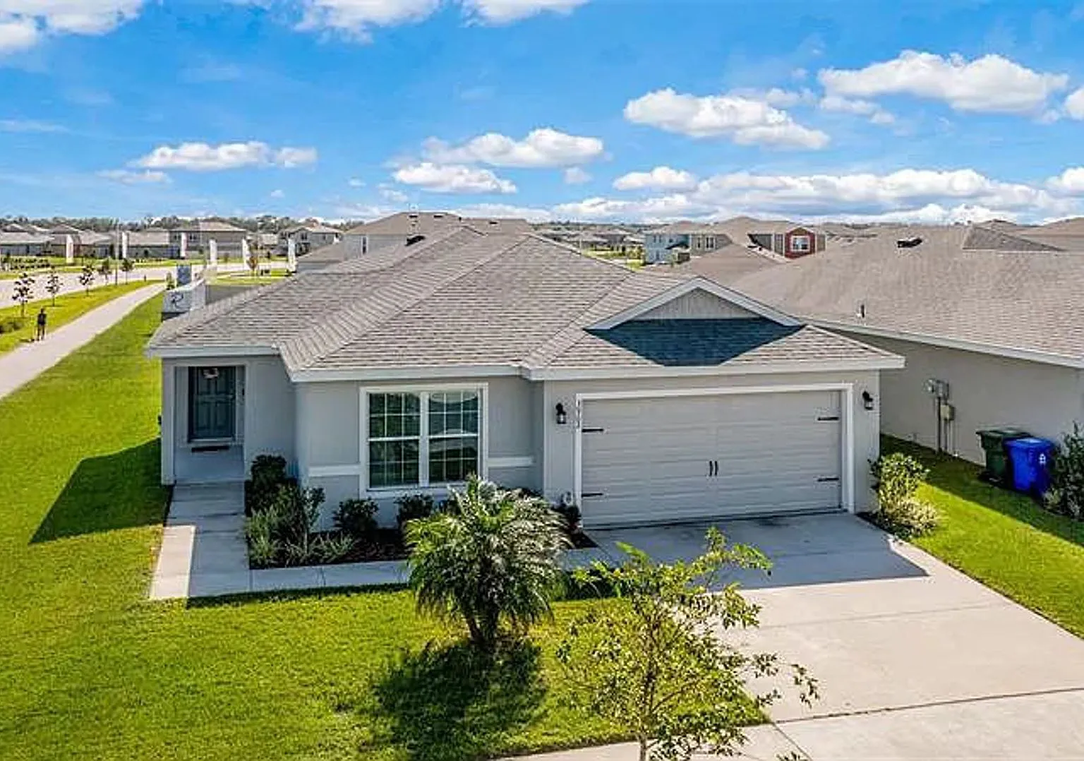 Gorgeous Three Bedroom in Towne Park Estates — Photo 3