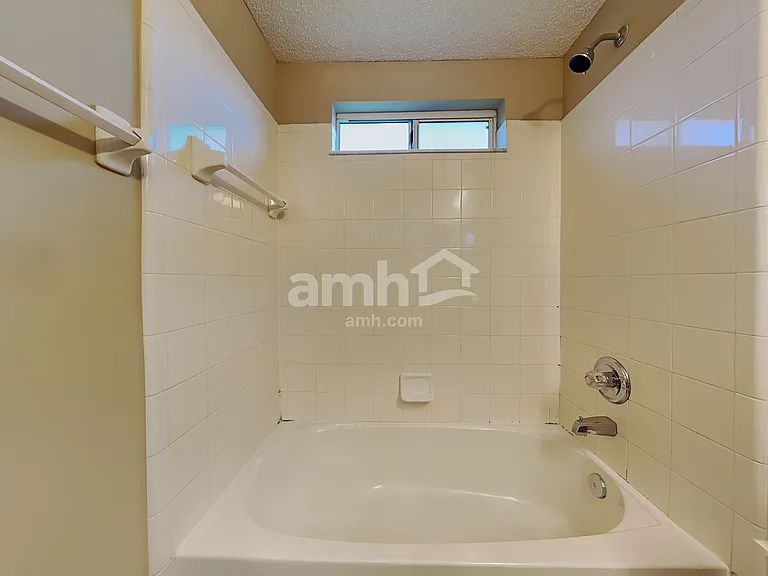 1852 Willesdon Dr W — Photo 15