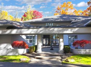 1744 Heron Ridge Dr, Bloomfield Hills, MI 48302