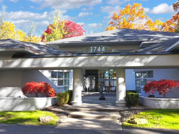 1744 Heron Ridge Dr, Bloomfield Hills, MI 48302