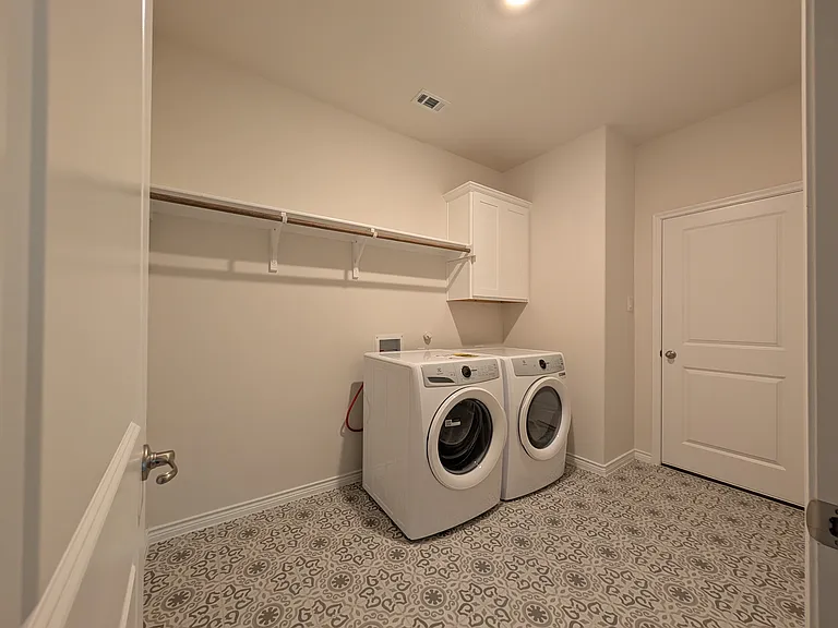 2112 Eugene St — Photo 14