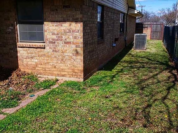 3rd image of 312 W Pecan St