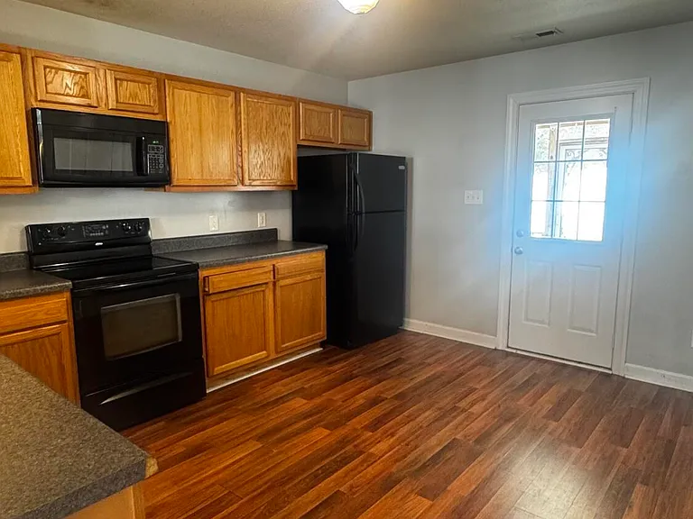 504 Streamwood Dr — Photo 6