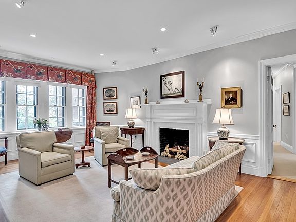 3rd image of 985 Memorial Dr #203