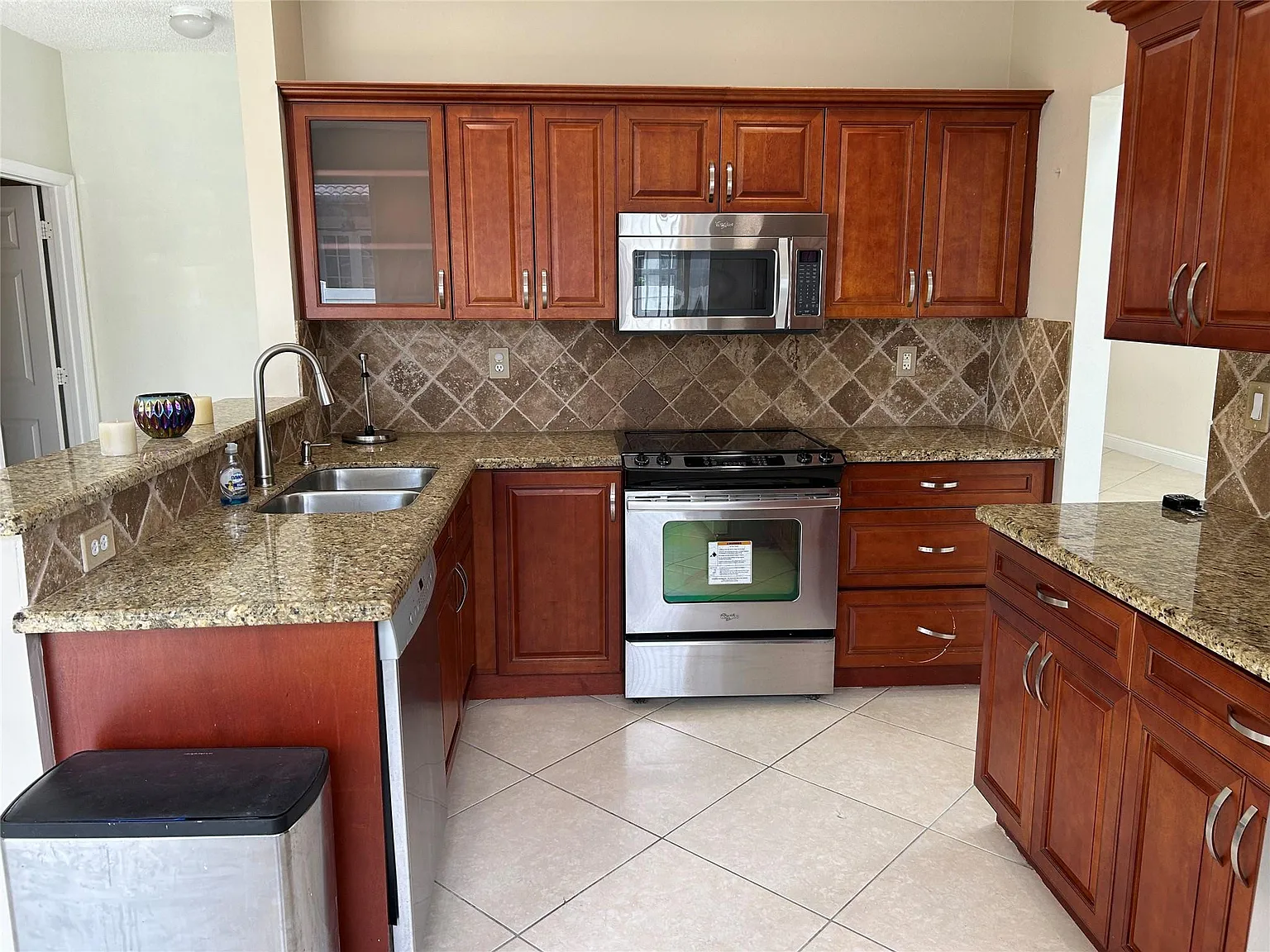 4 bed, 3.0 bath, 2165 sqft, $4,600 — Photo 3