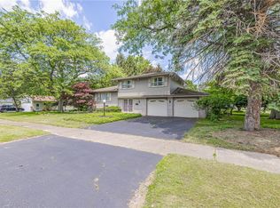 7 Rick Edge Cir, Rochester, NY 14609