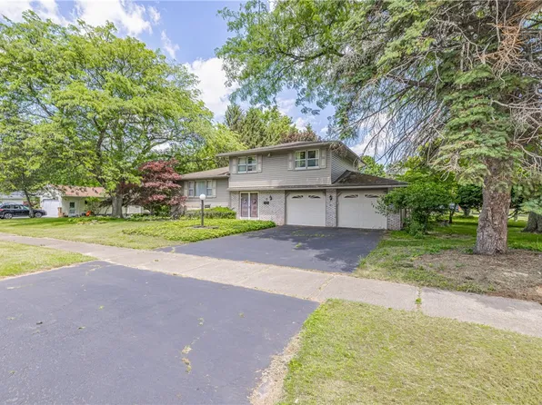 7 Rick Edge Cir, Rochester, NY 14609