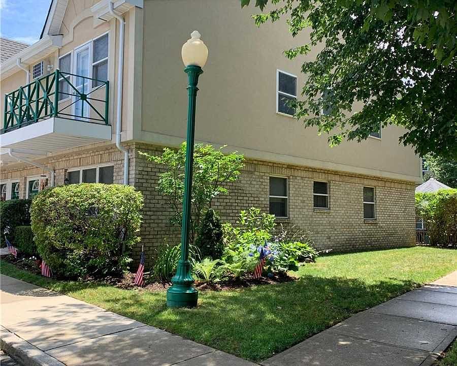 2nd image of 302 Cambridge Ct