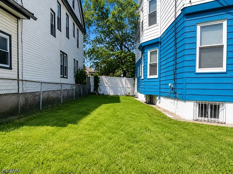 3 bed, 2.0 bath, $2,300 — Photo 2