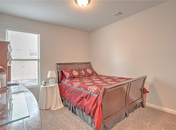 4th image of 340 Lakeshore Vlg E #E