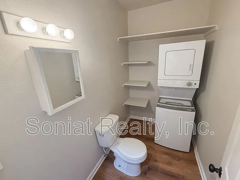 1461 N Robertson St — Photo 7