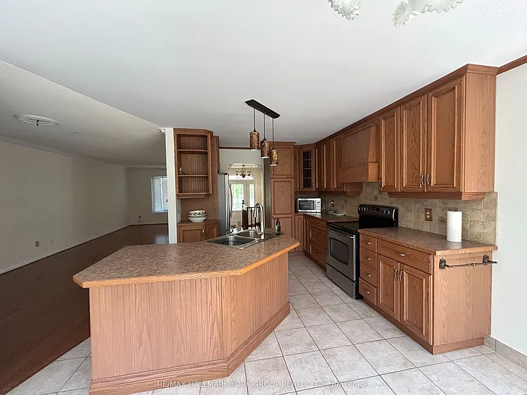 19 Stonehill Blvd — Photo 3