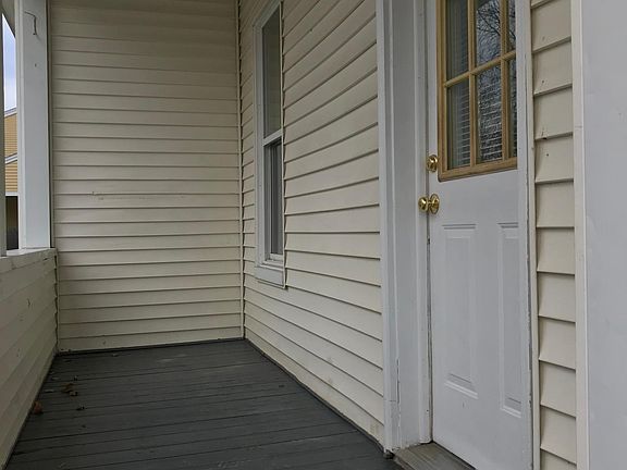 Great entry porch