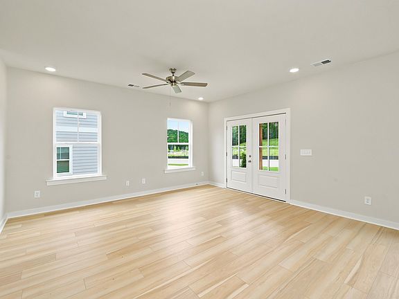 4th image of 1017 Grand River Blvd W