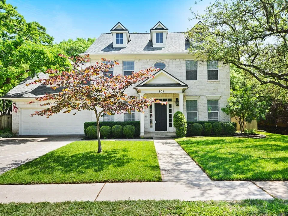 701 Oaklands Dr