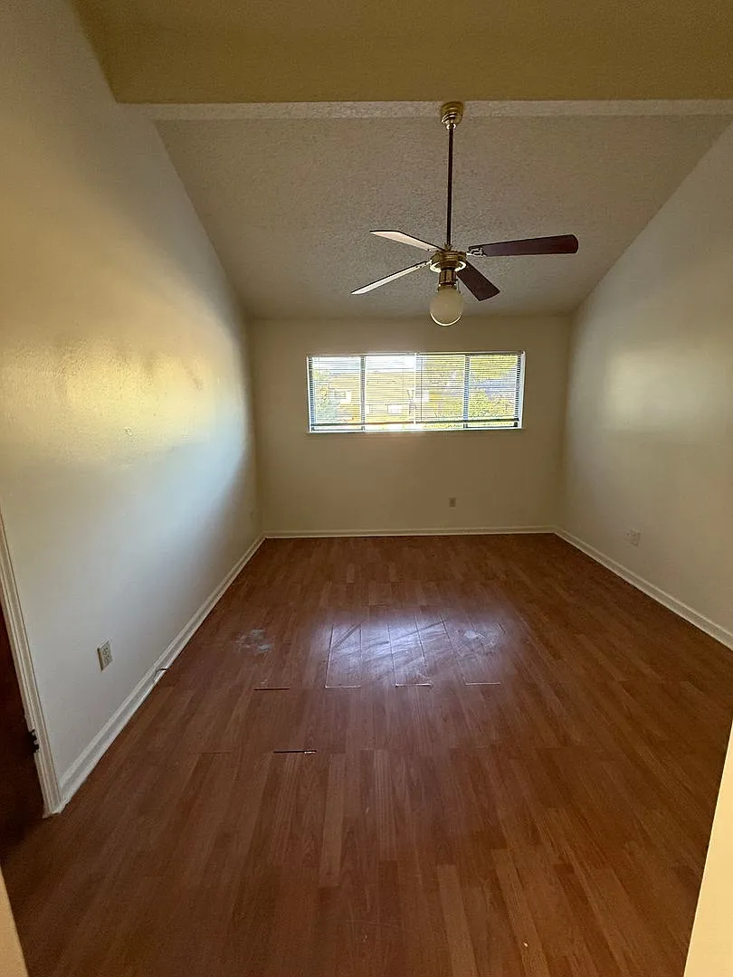 Beautiful and spacious townhome with cathedral ceilings. Ready for you to make it home. — Photo 4