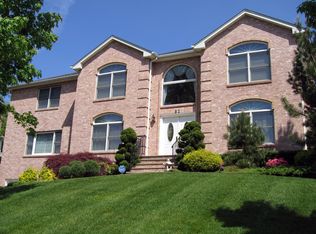 82 Lilac Ln, Paramus, NJ 07652