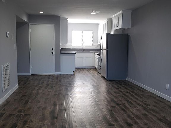 2nd image of 620 W Hyde Park Blvd Unit 108