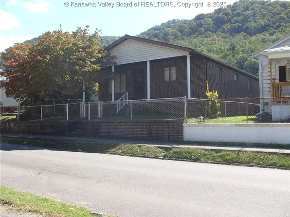 717 4th Ave, Montgomery, WV 25136